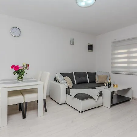 Apartament Lucica *