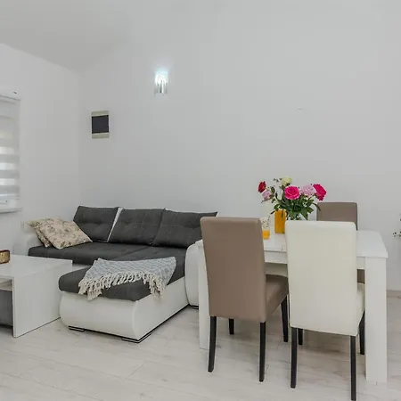 Lucica Apartment *