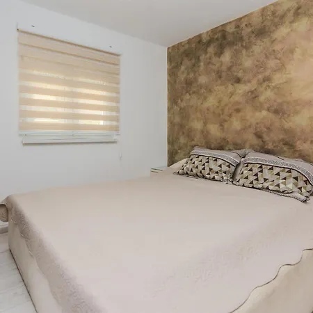 Apartment Lucica *