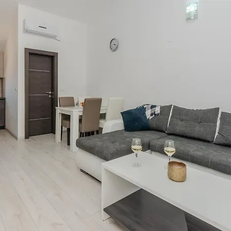Lucica Apartment Vir