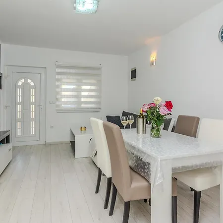 Lucica Apartment Vir