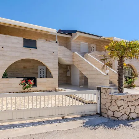 Apartament Lucica *